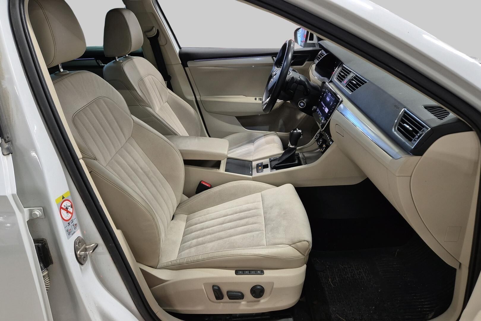 Skoda Superb iso kuva 4