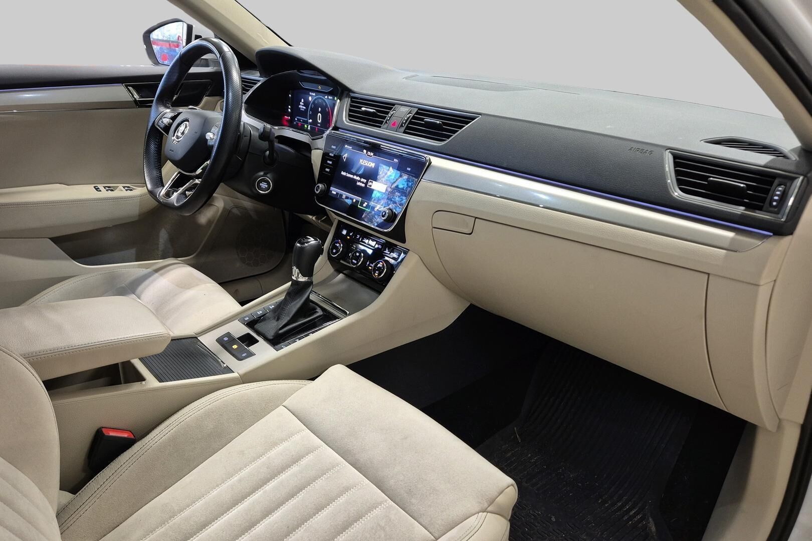 Skoda Superb iso kuva 5