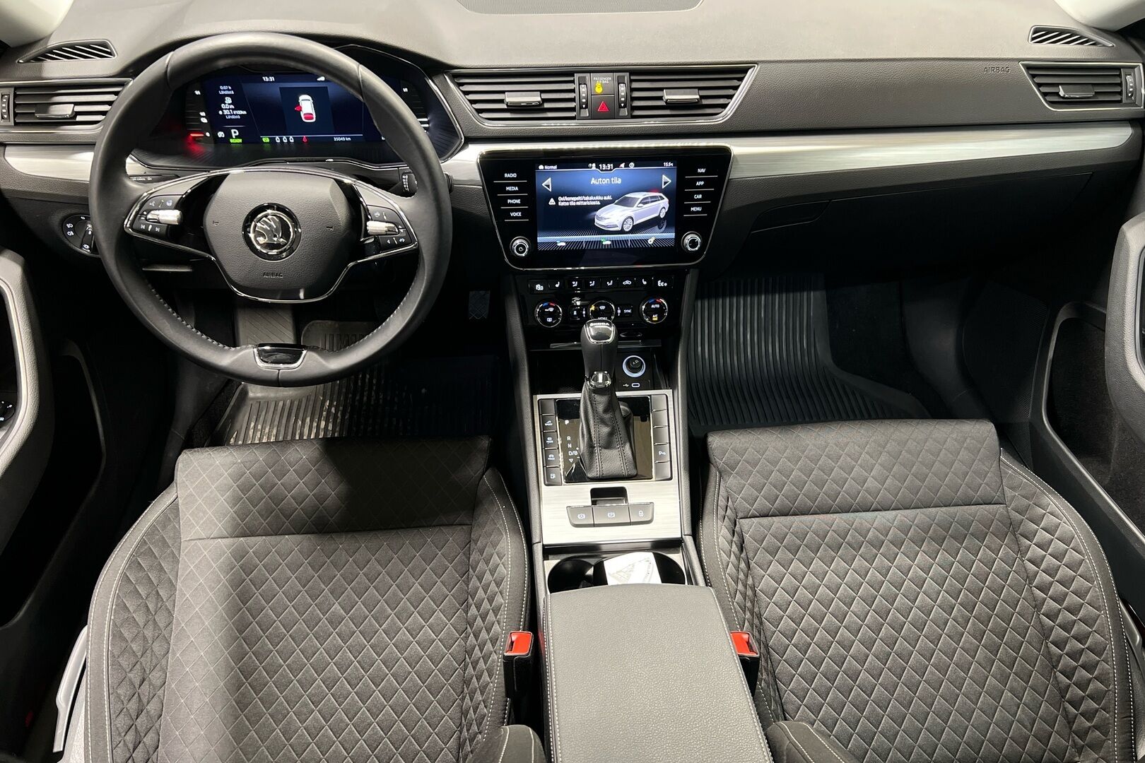 Skoda Superb iso kuva 11