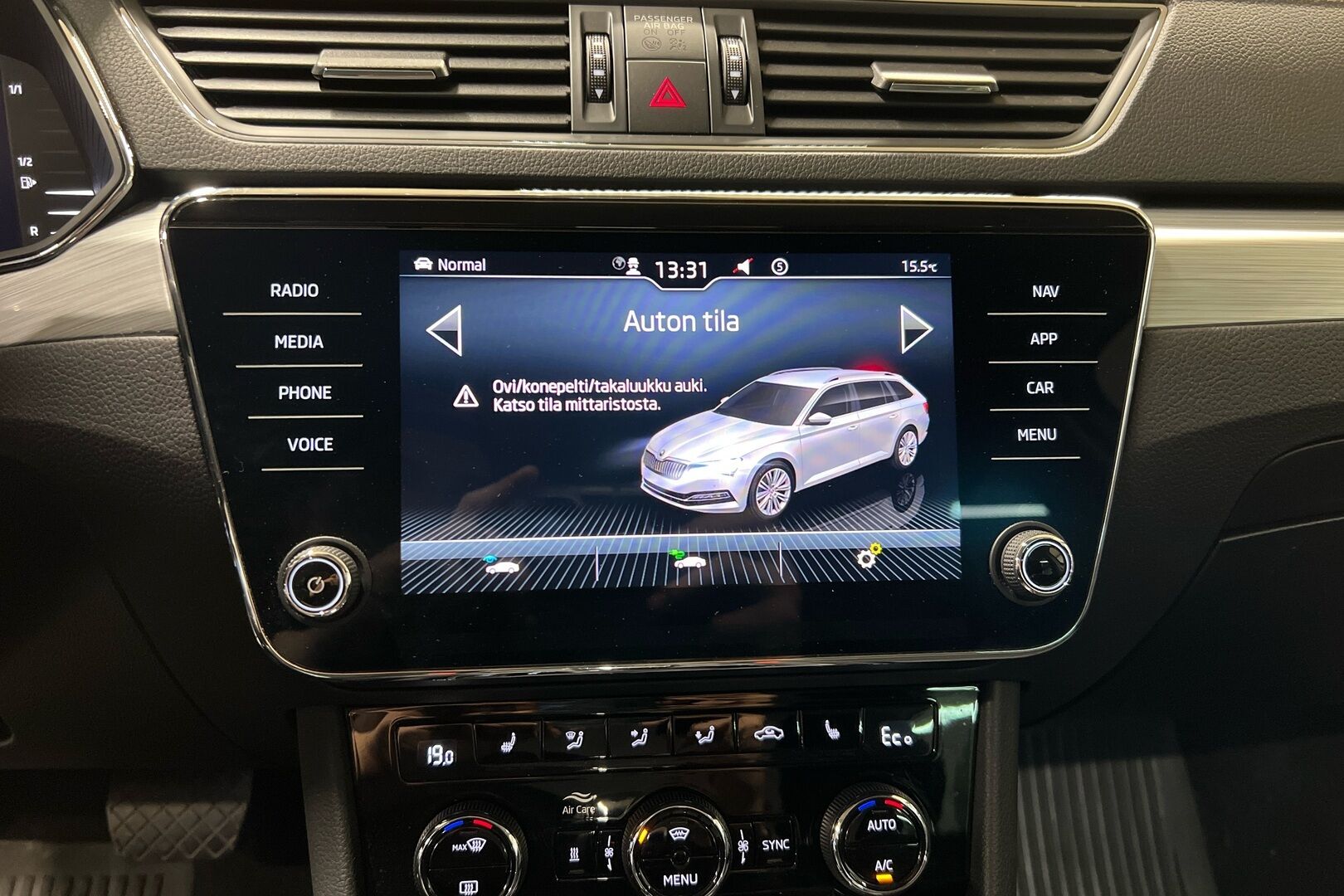 Skoda Superb iso kuva 13