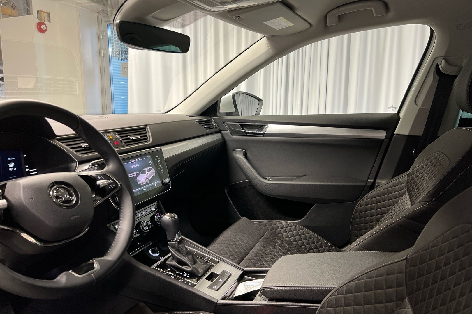 Skoda Superb iso kuva 7