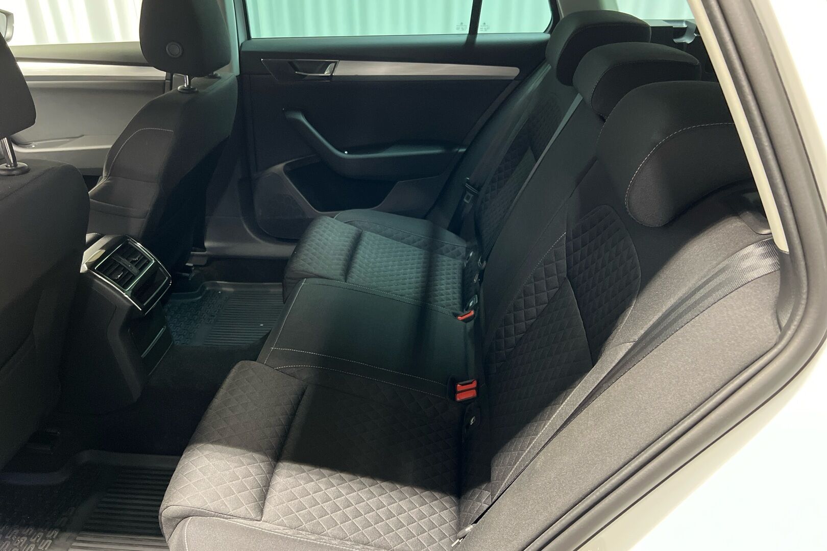 Skoda Superb iso kuva 8