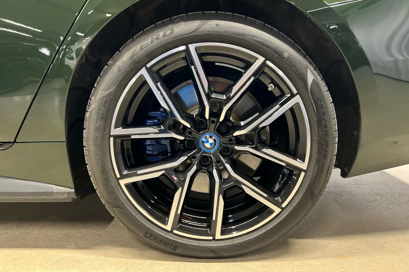 BMW i4 iso kuva 10