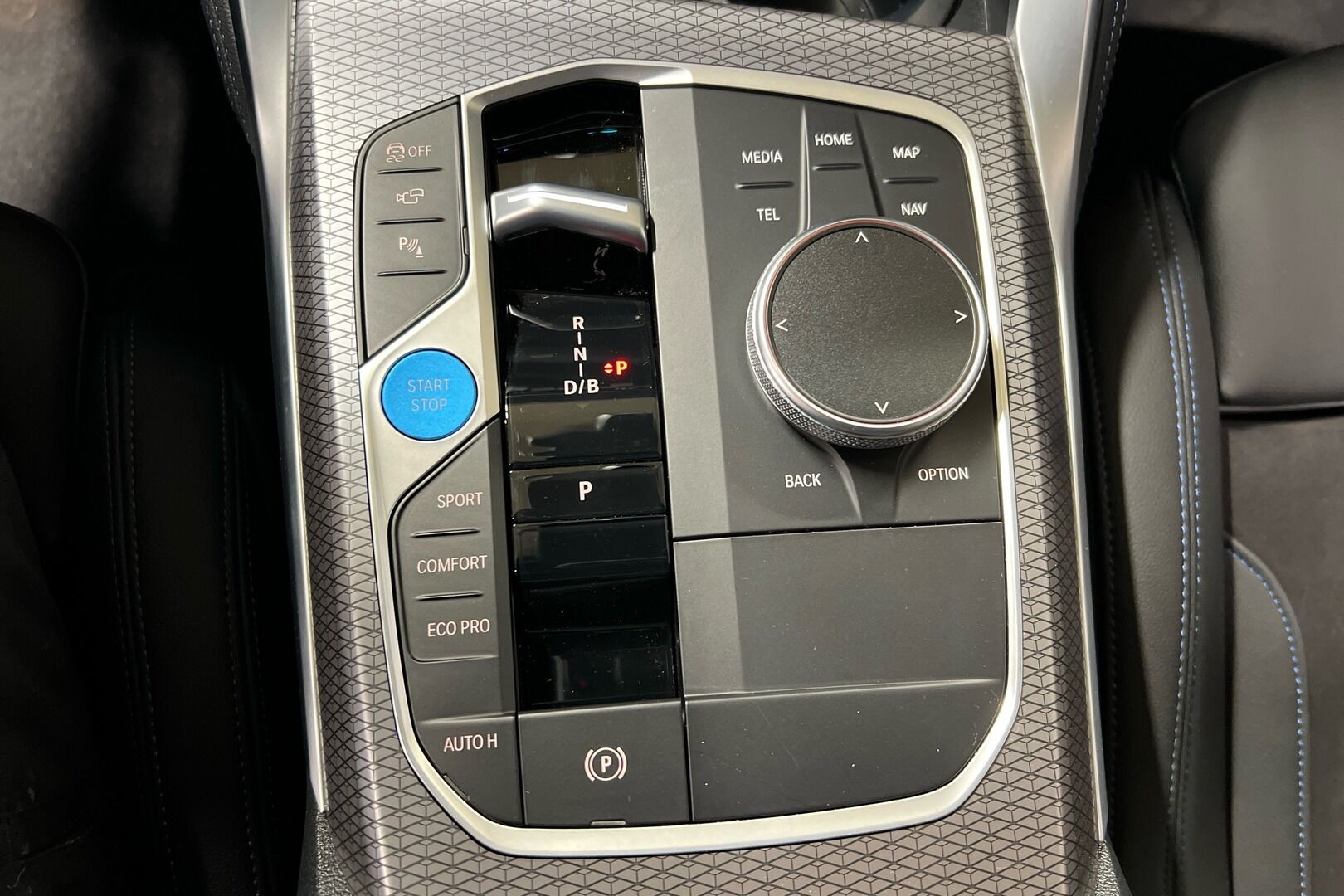 BMW i4 iso kuva 13
