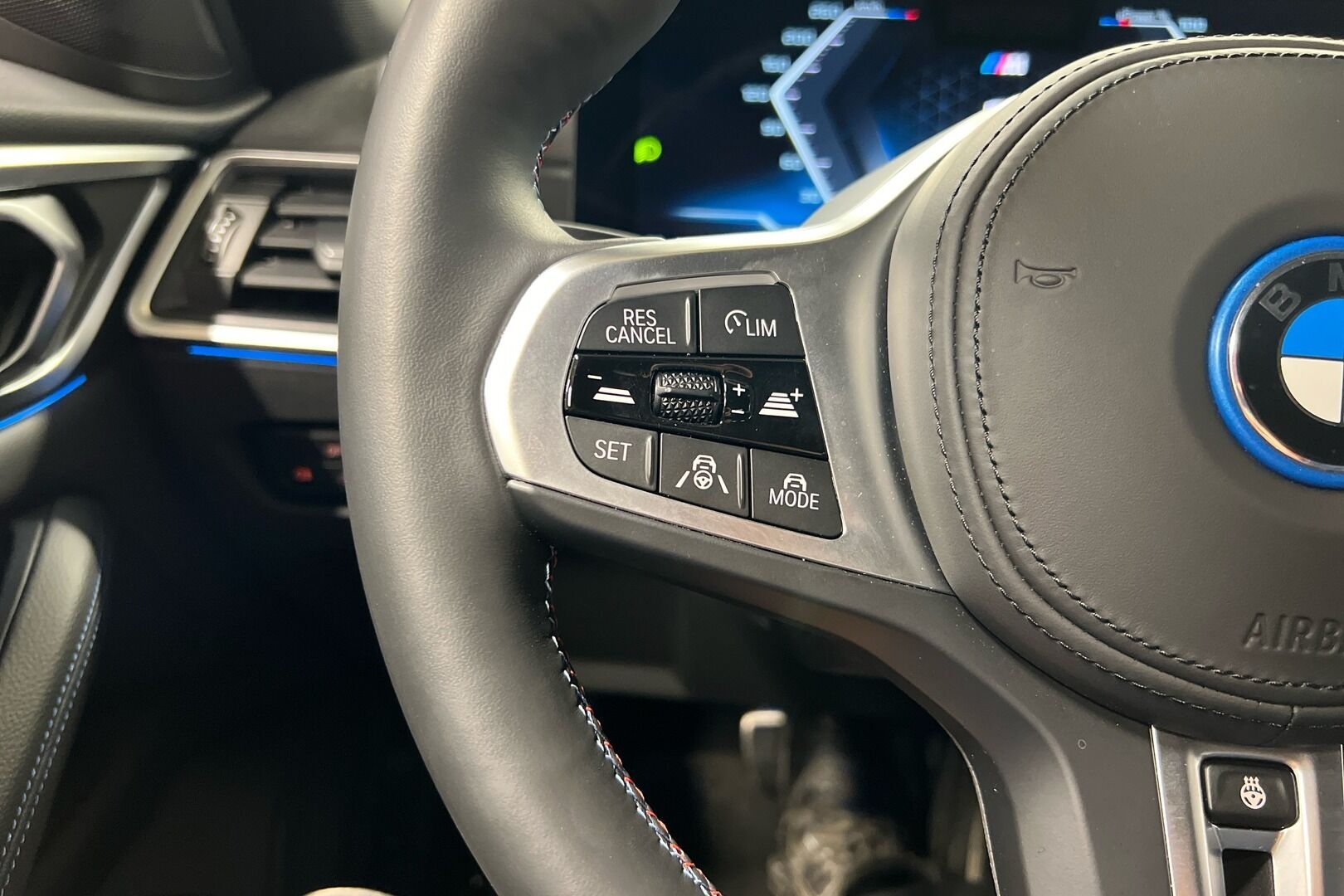 BMW i4 iso kuva 14