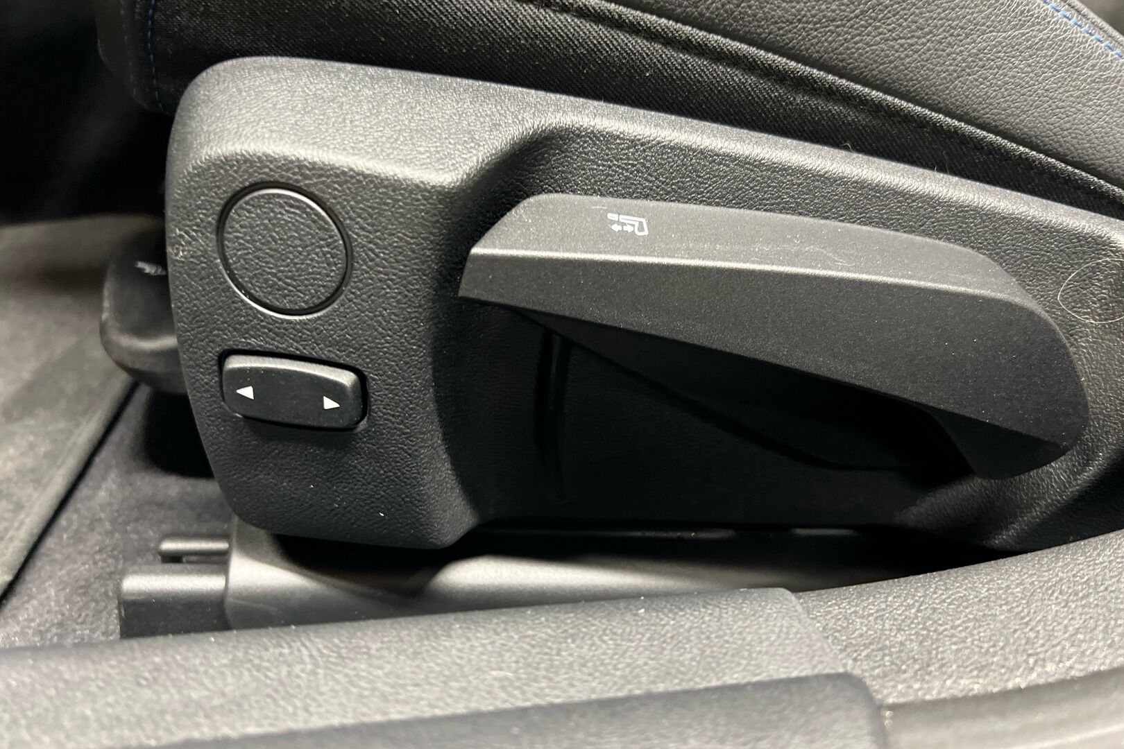 BMW i4 iso kuva 16