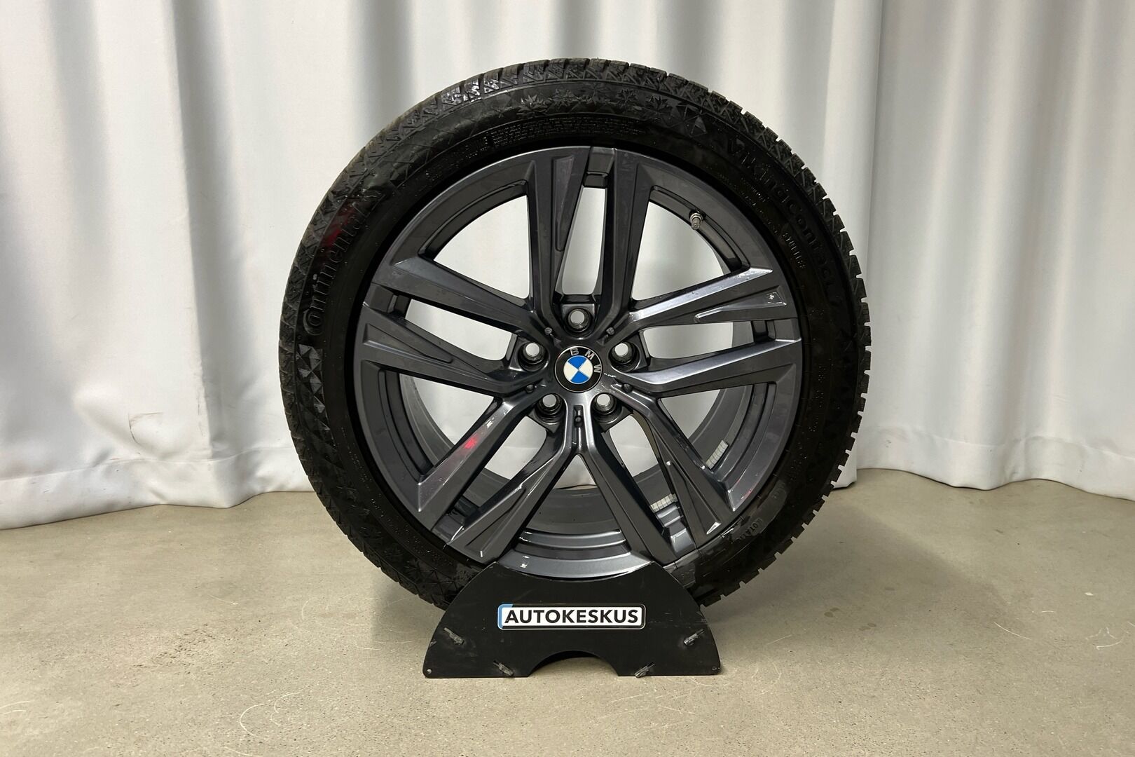 BMW i4 iso kuva 17