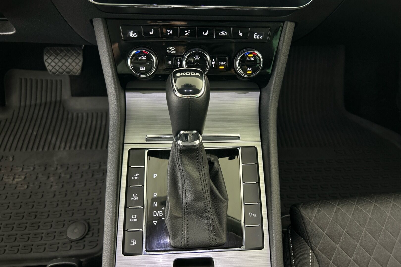 Skoda Superb iso kuva 12