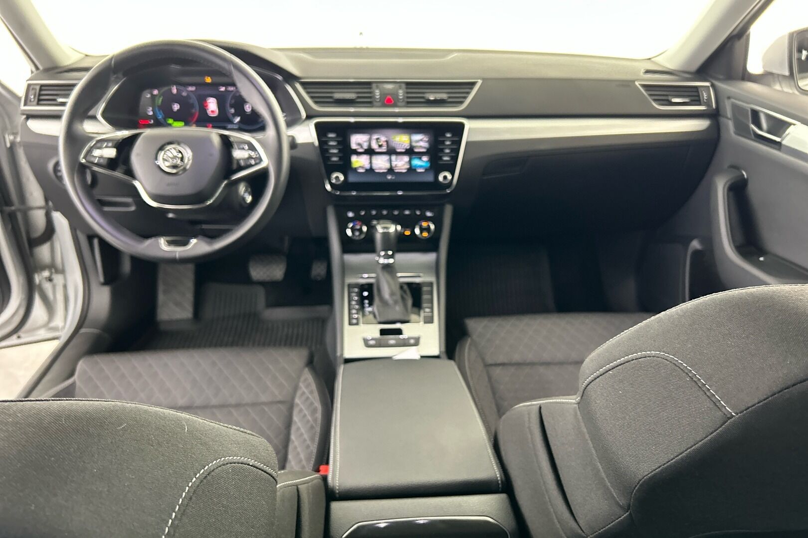 Skoda Superb iso kuva 18