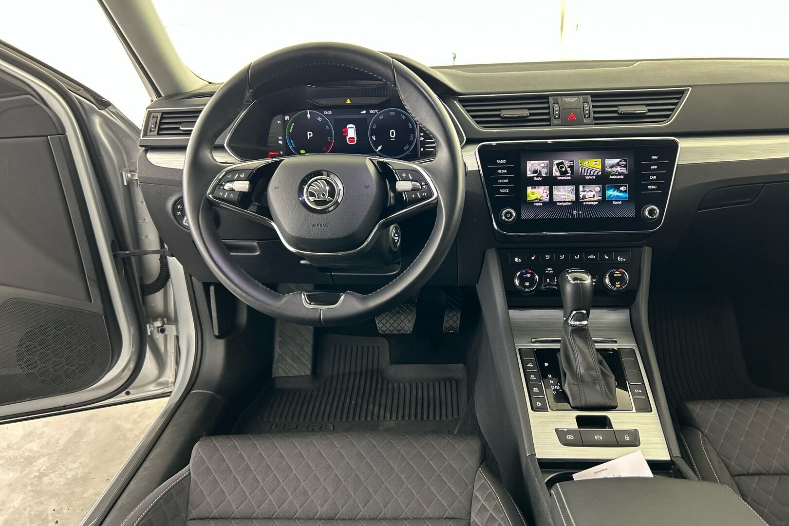 Skoda Superb iso kuva 23