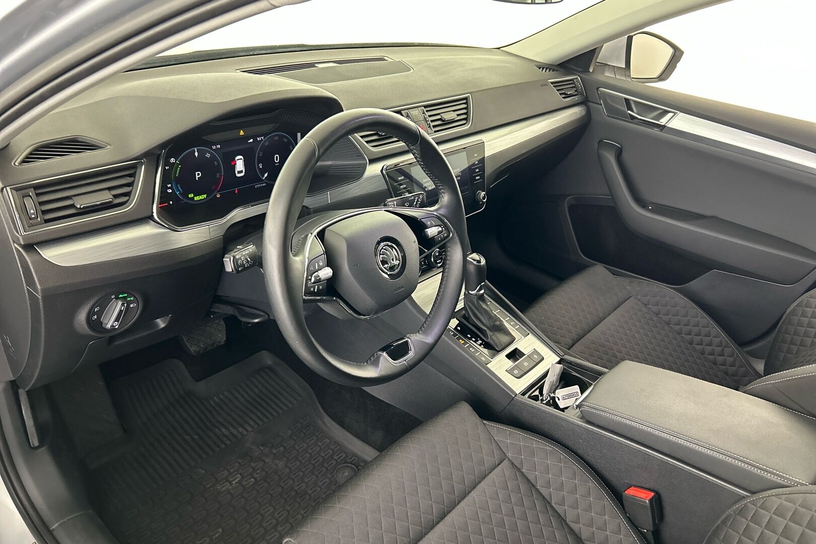 Skoda Superb iso kuva 5