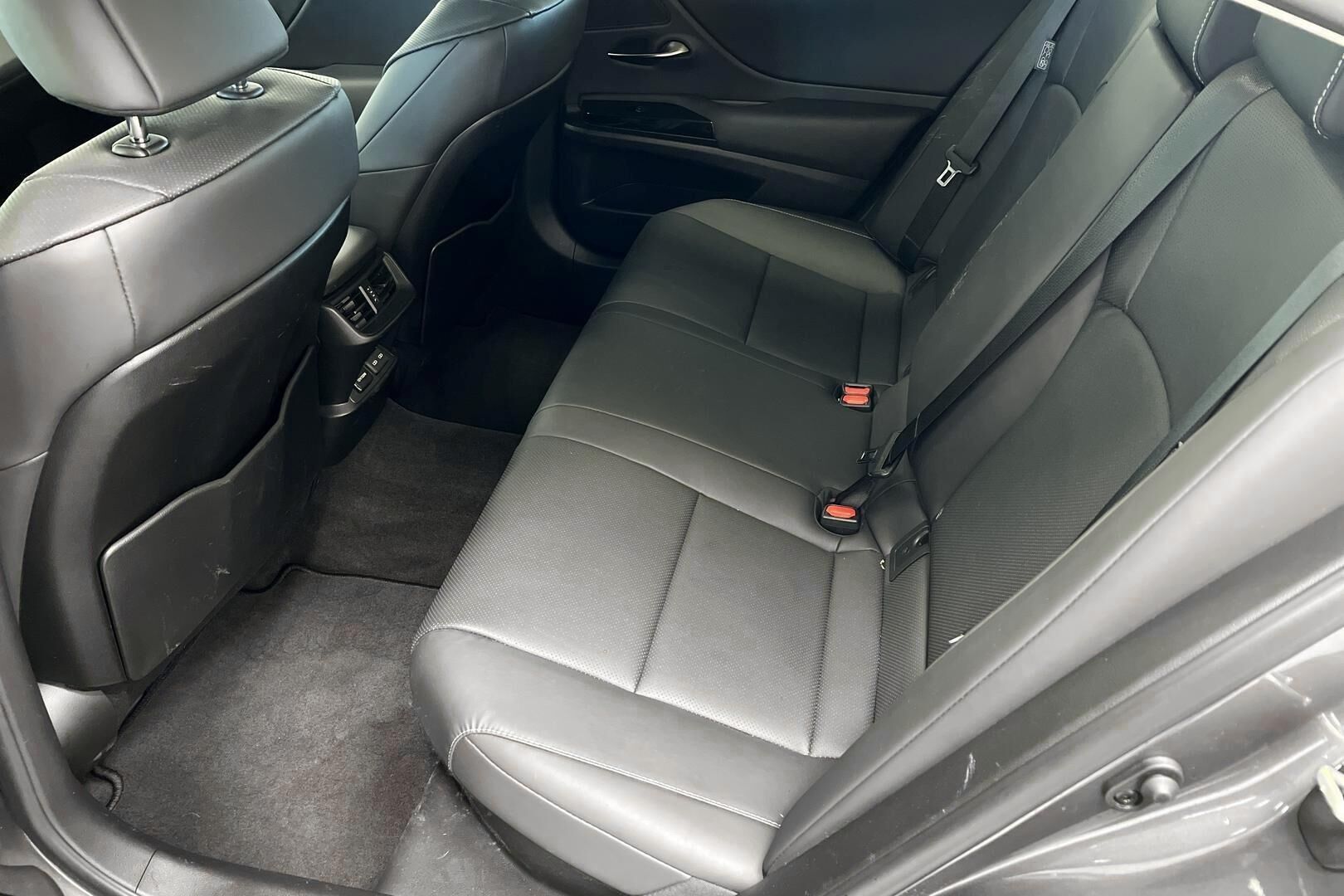 Lexus ES iso kuva 10