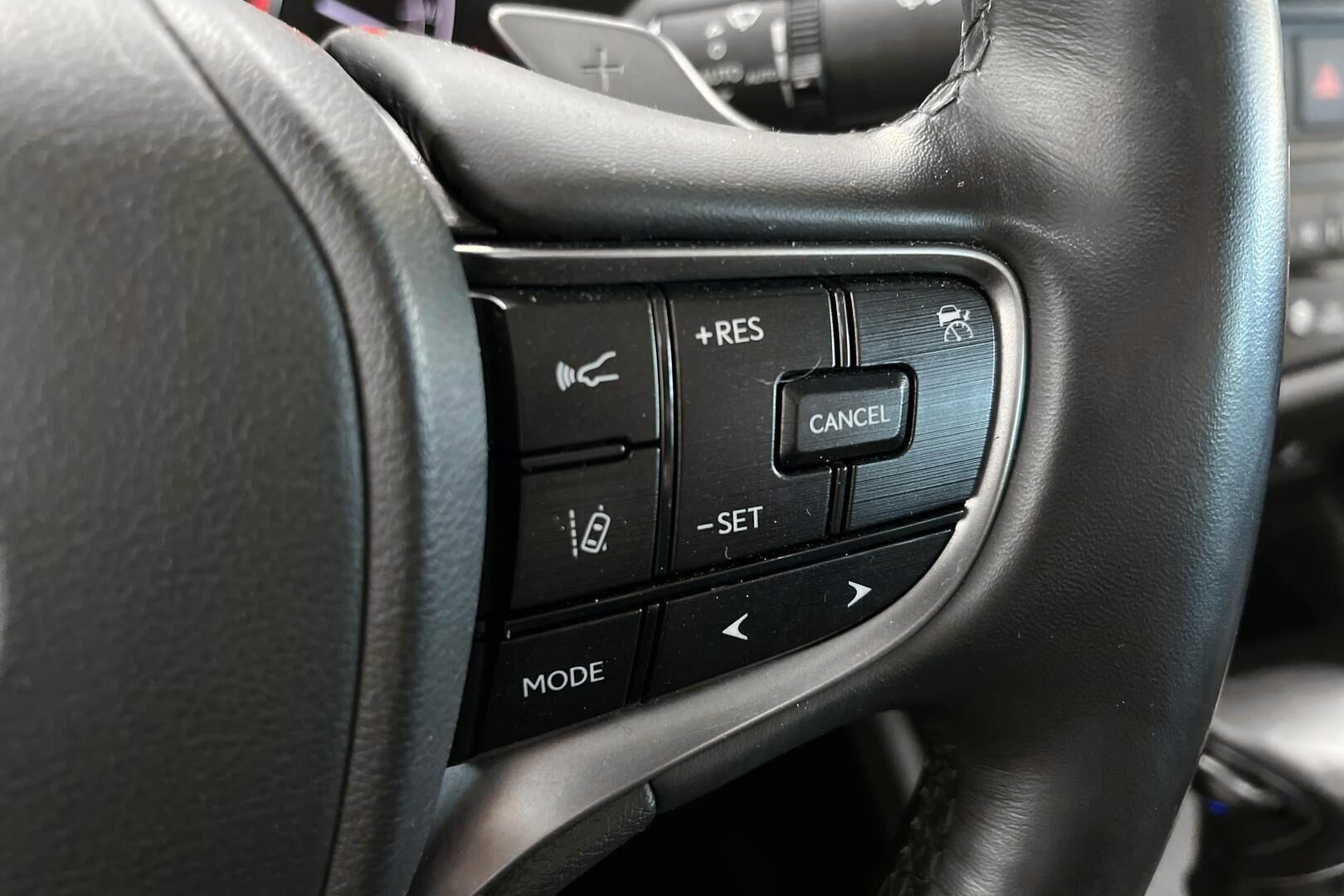 Lexus ES iso kuva 17