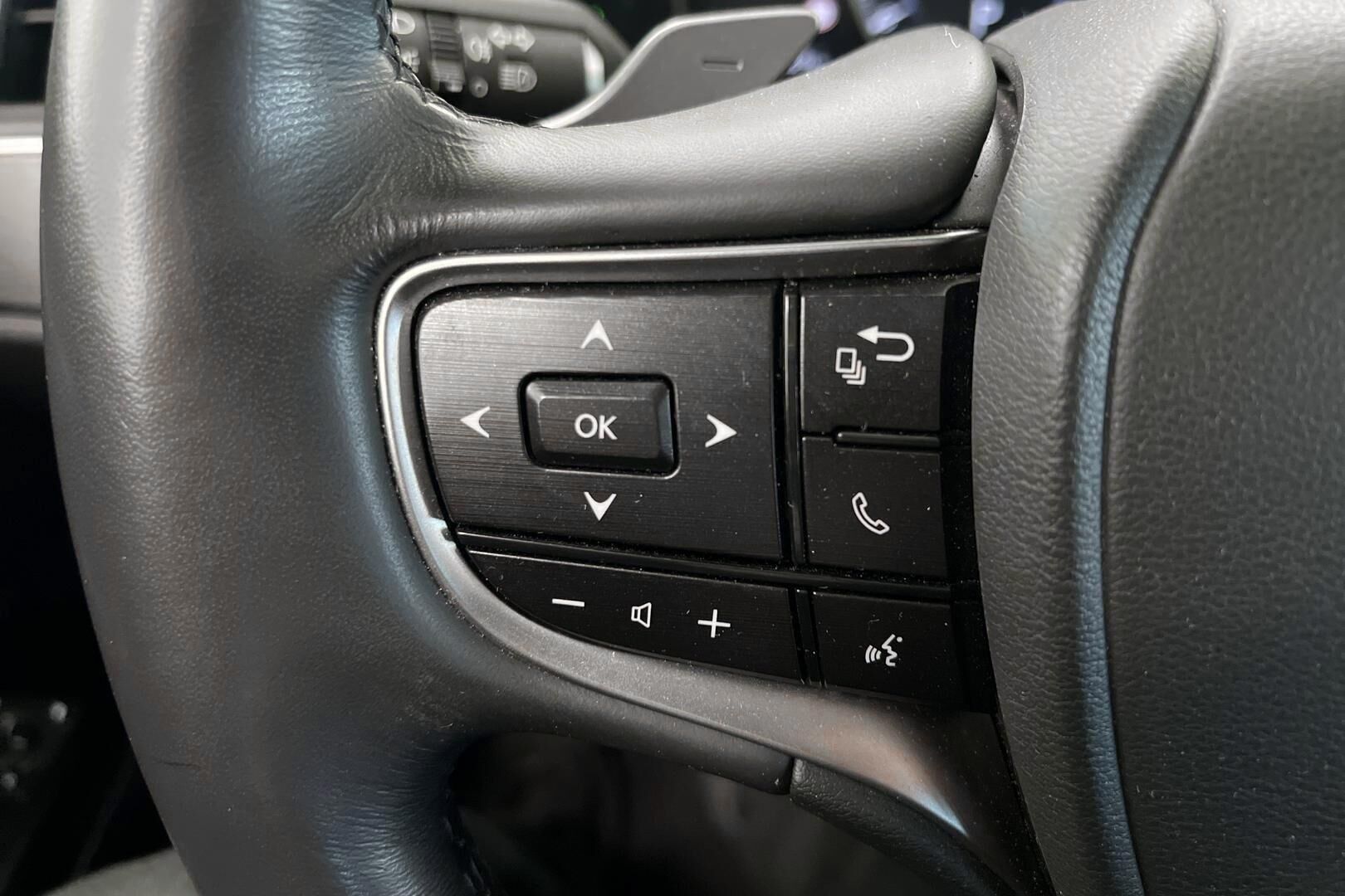 Lexus ES iso kuva 24