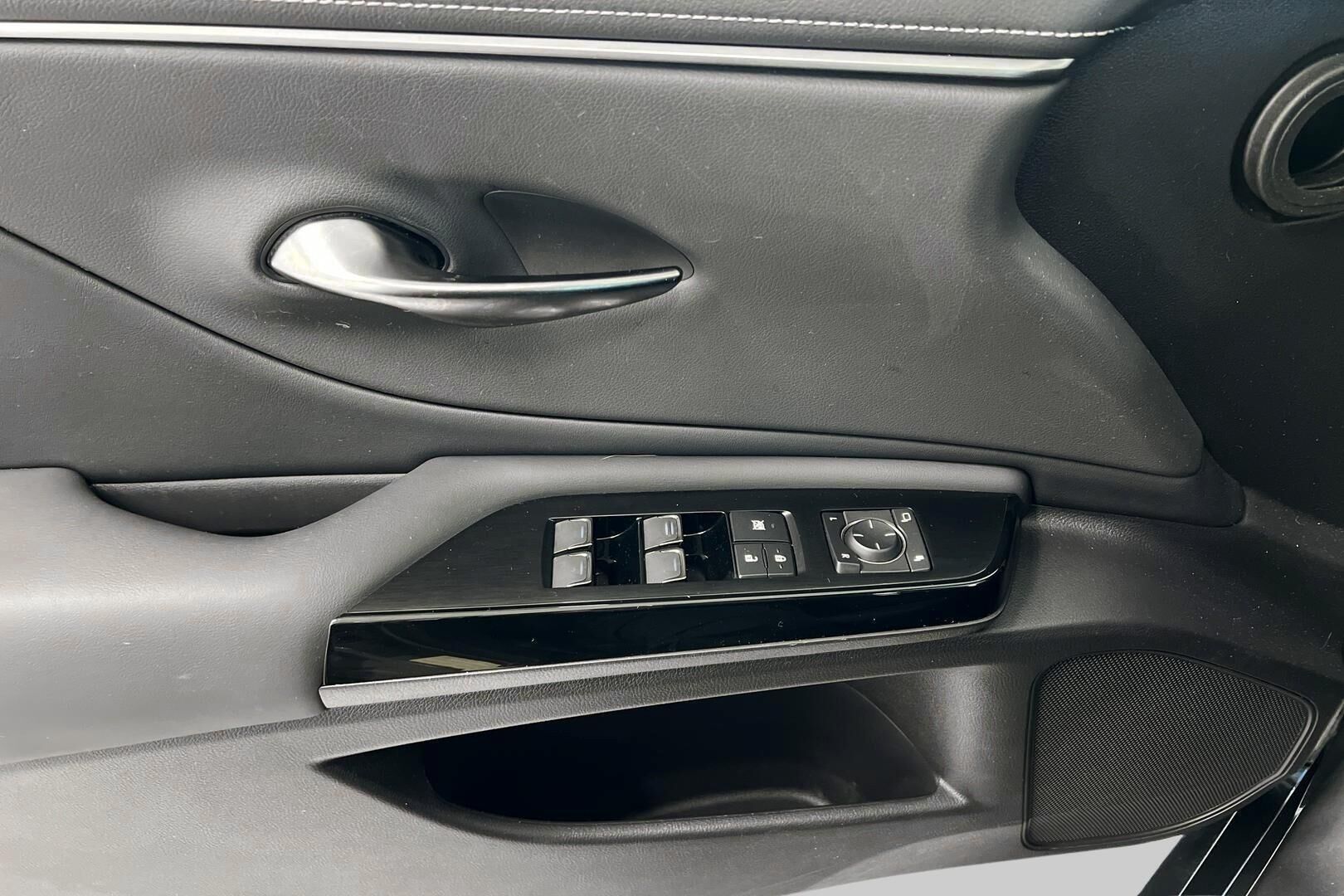 Lexus ES iso kuva 19