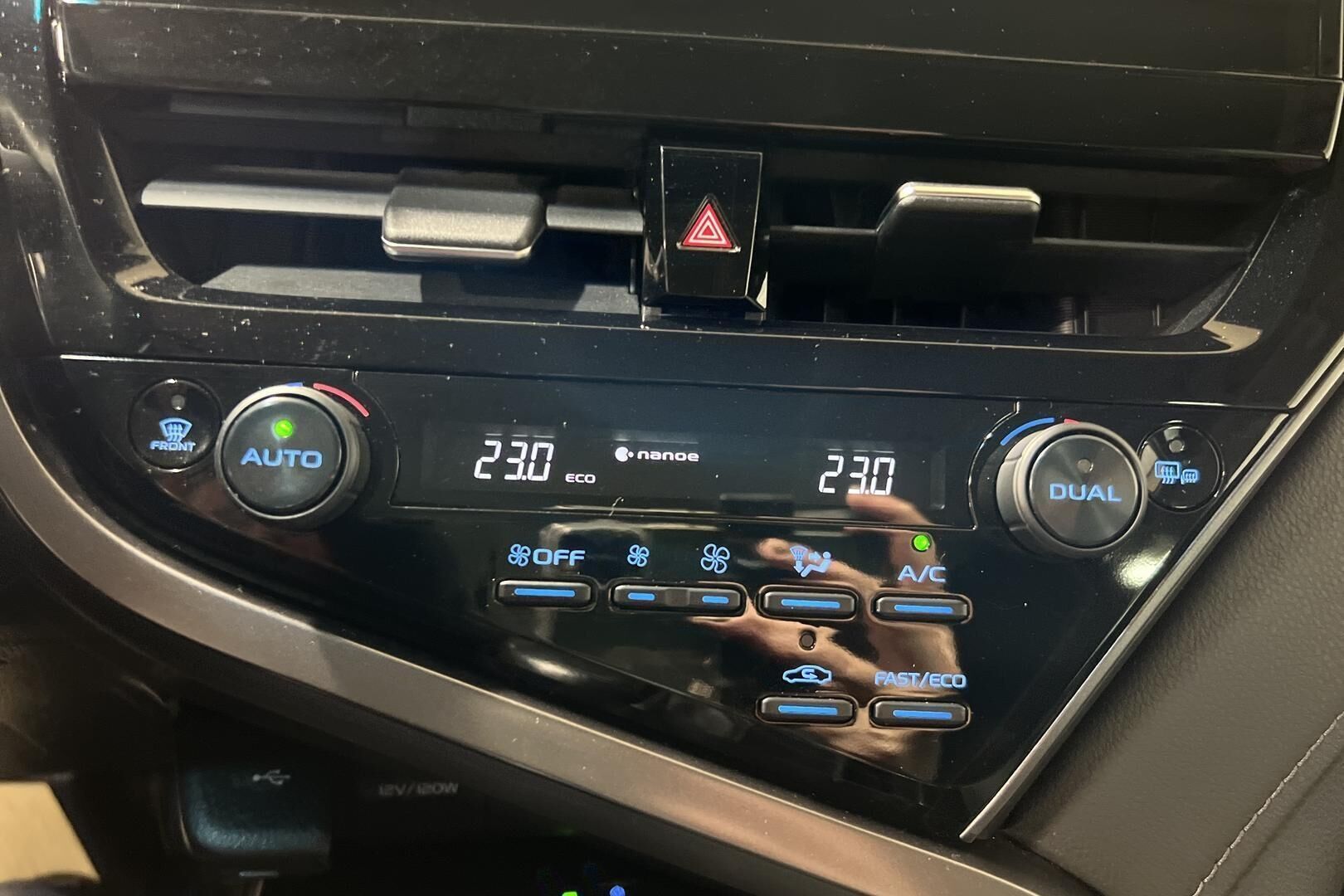 Toyota Camry iso kuva 10