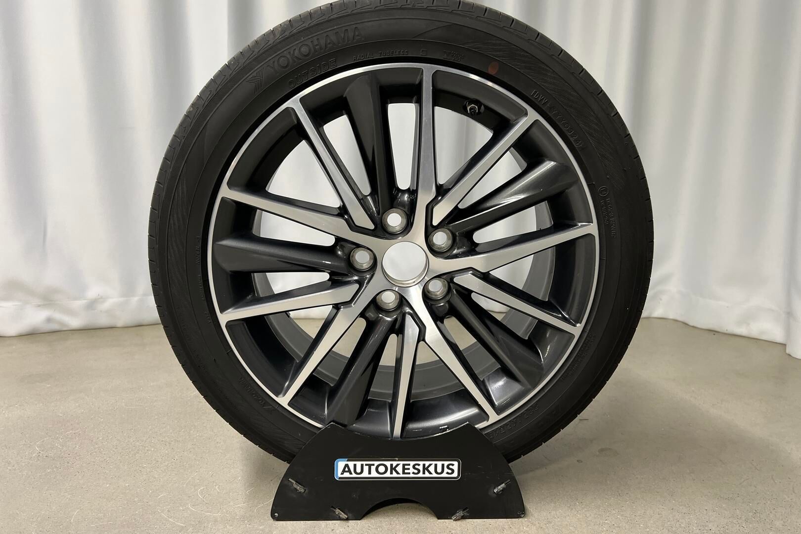 Toyota Camry iso kuva 16