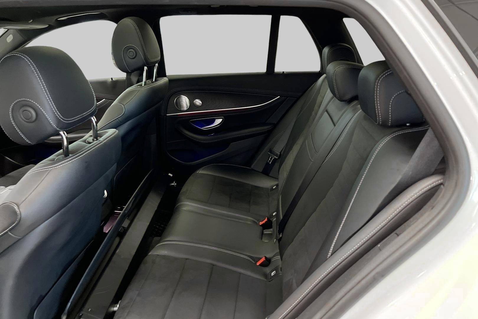 Mercedes-Benz E iso kuva 10