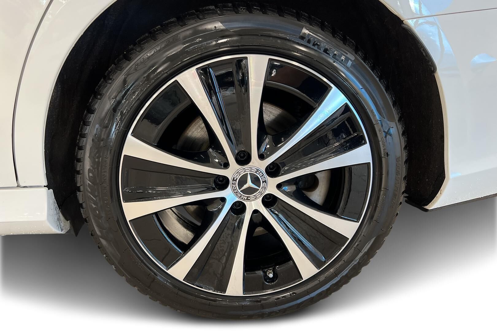 Mercedes-Benz E iso kuva 13