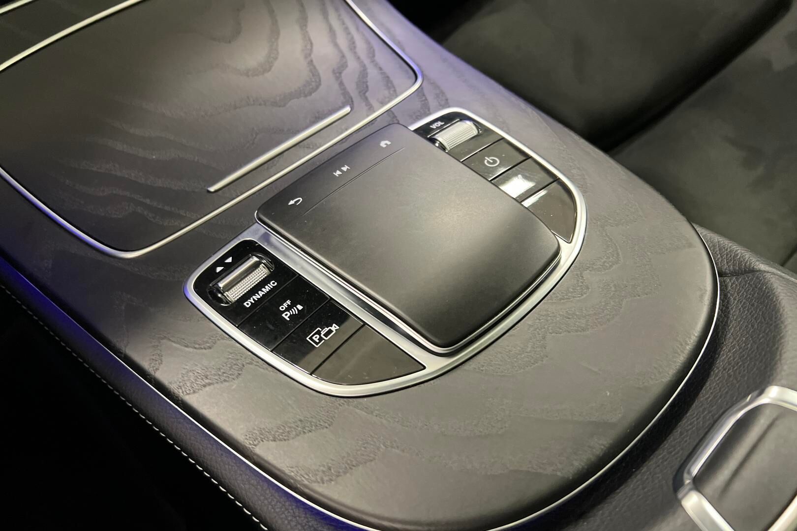 Mercedes-Benz E iso kuva 17