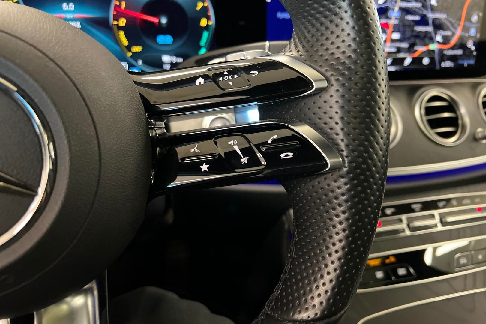 Mercedes-Benz E iso kuva 18