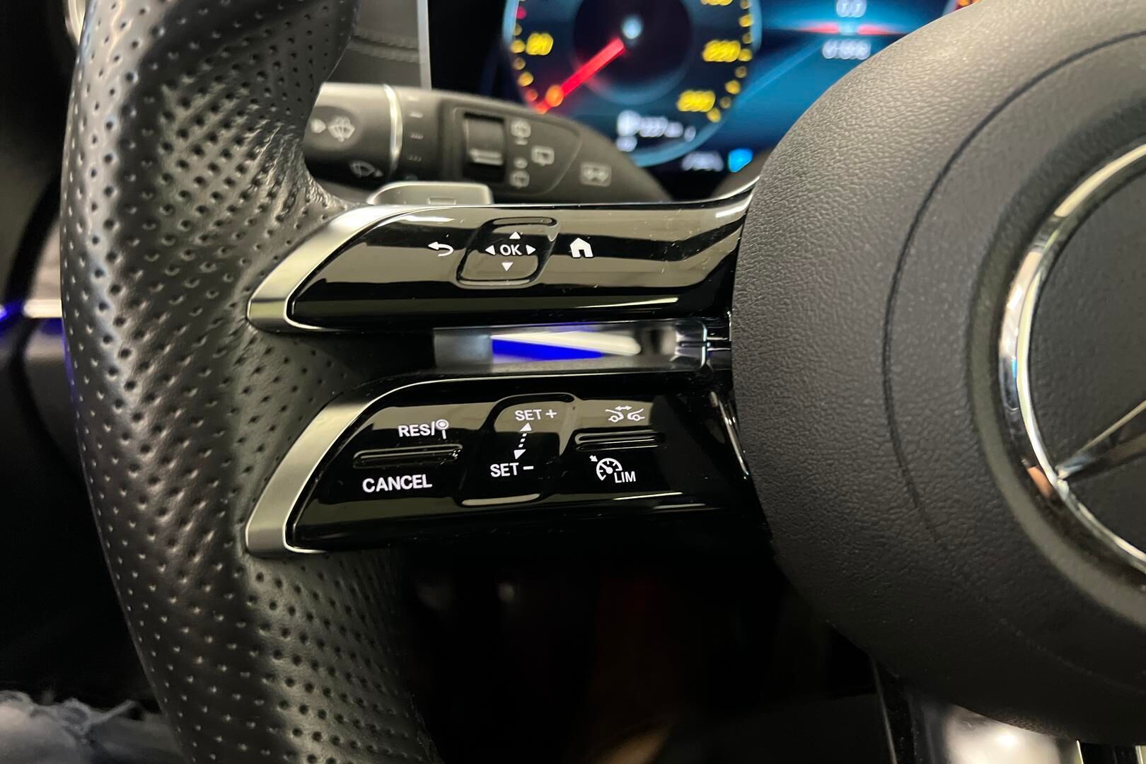 Mercedes-Benz E iso kuva 19