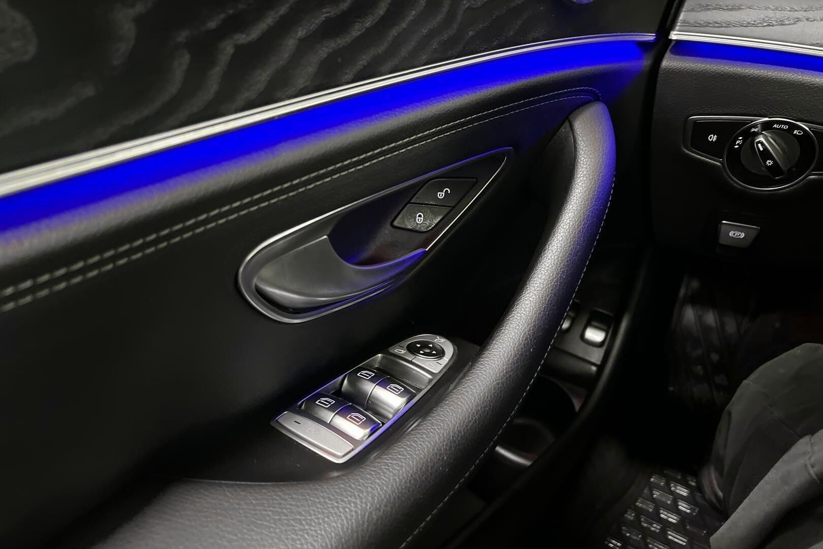 Mercedes-Benz E iso kuva 20