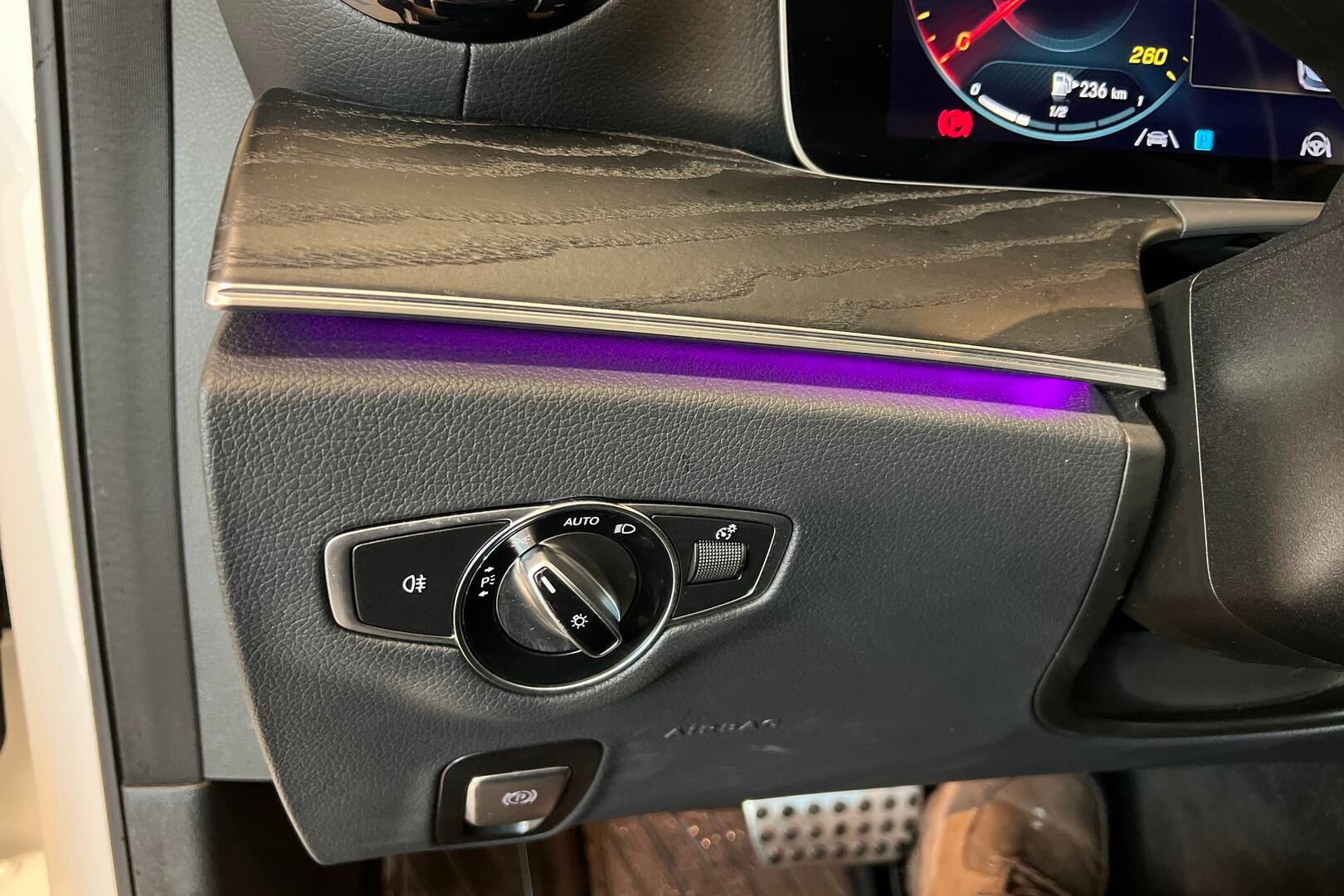 Mercedes-Benz E iso kuva 21