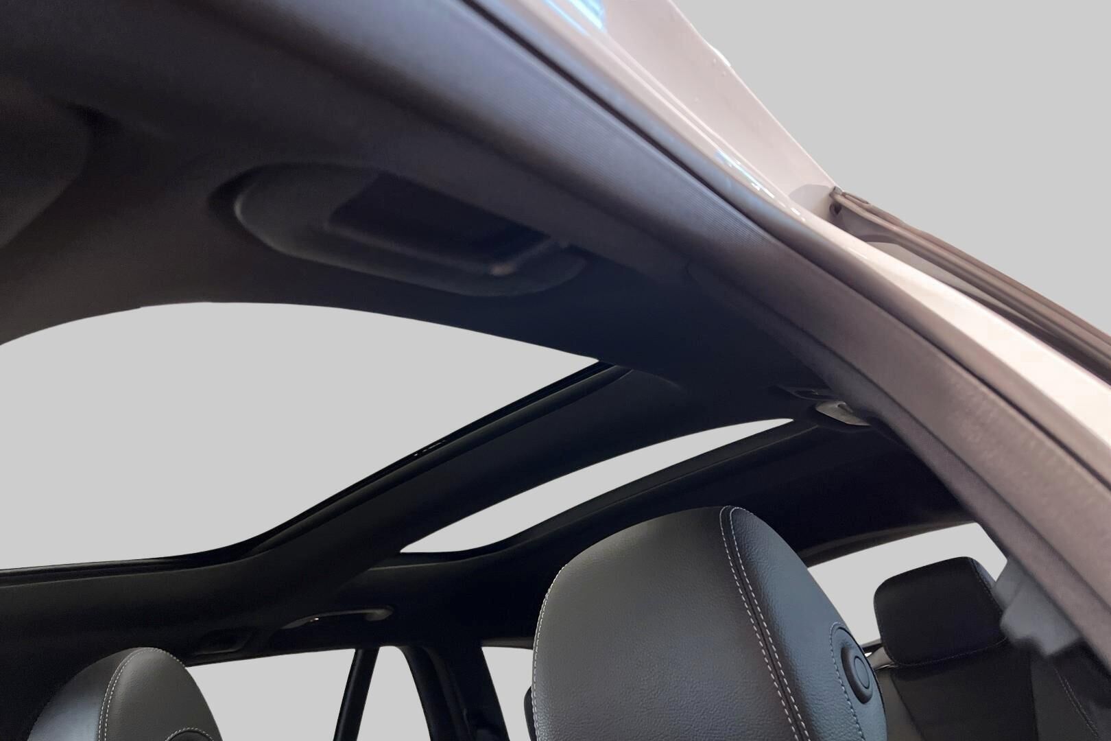 Mercedes-Benz E iso kuva 23