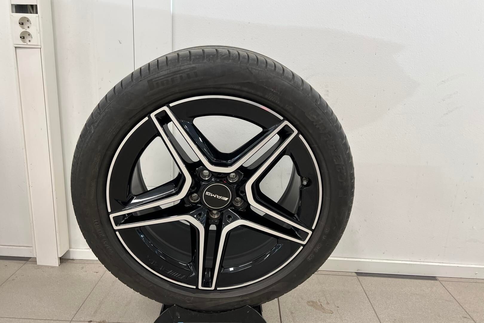 Mercedes-Benz E iso kuva 24