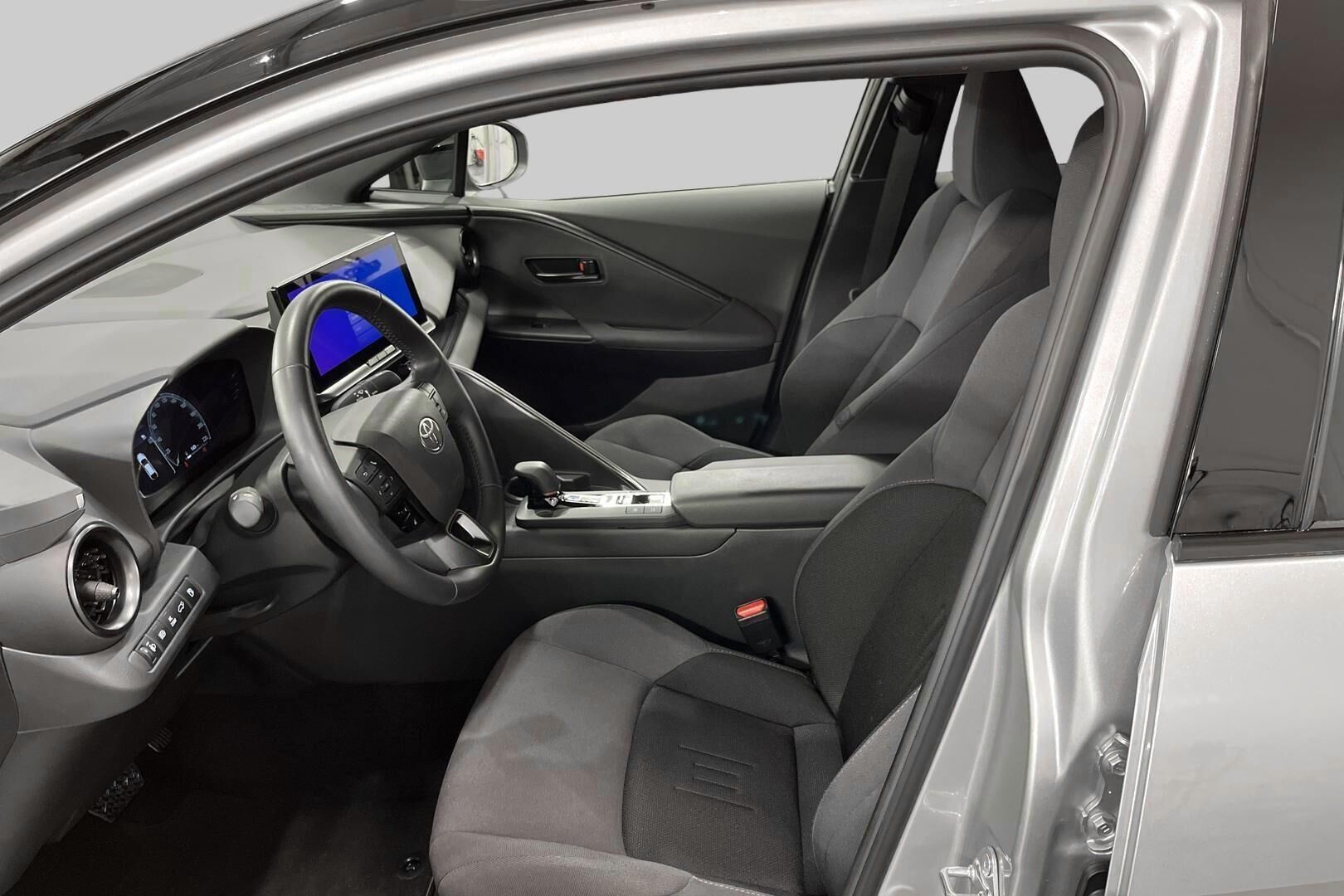 Toyota C-HR iso kuva 8
