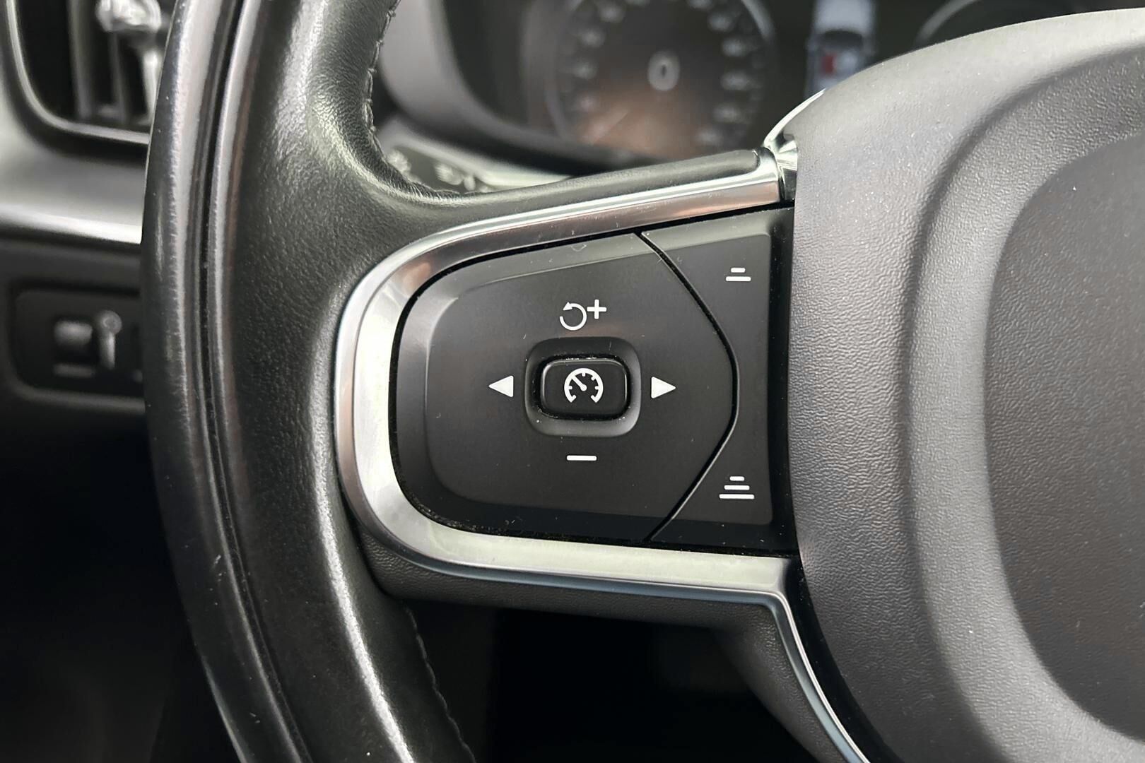 Volvo XC60 iso kuva 17