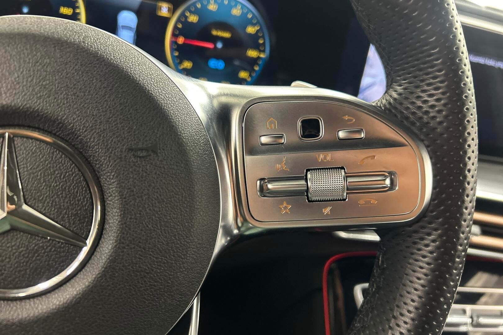 Mercedes-Benz EQC iso kuva 16