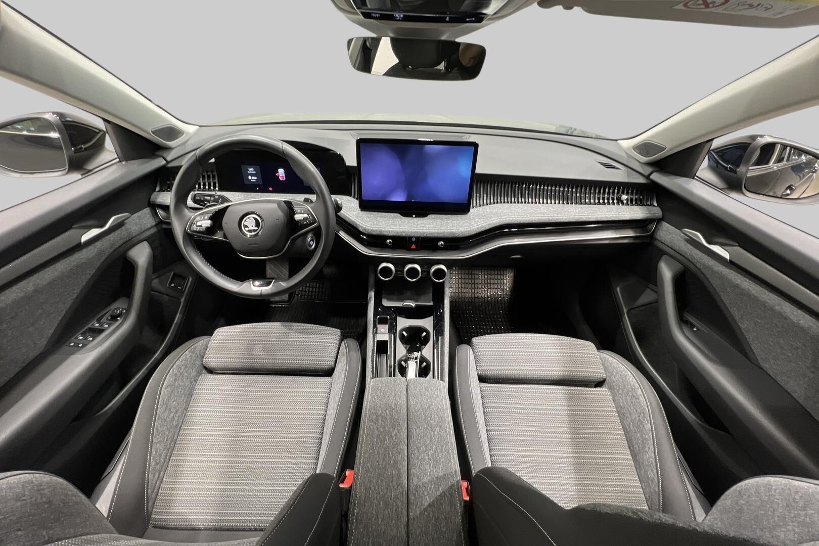 Skoda Superb iso kuva 8