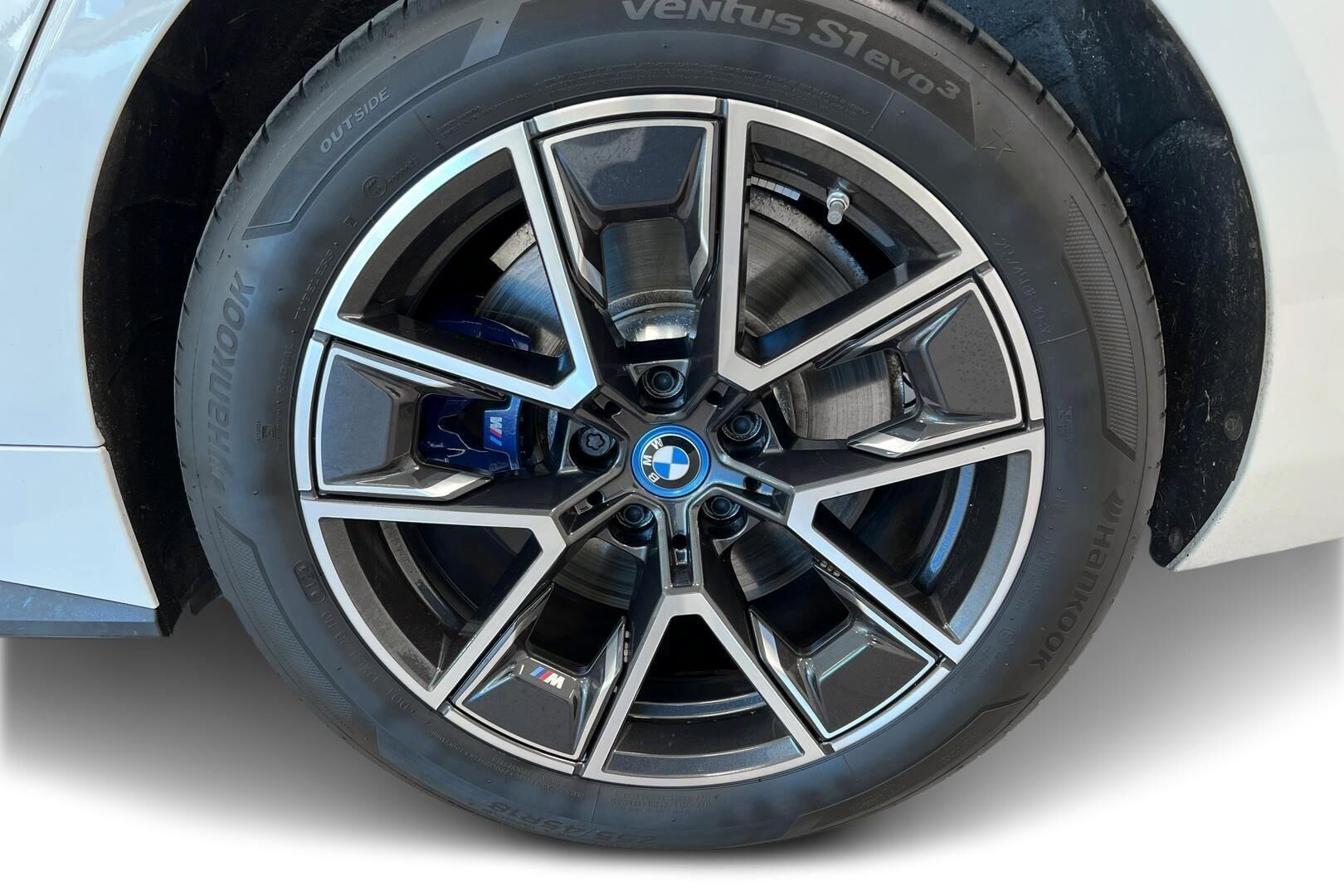 BMW i4 iso kuva 12