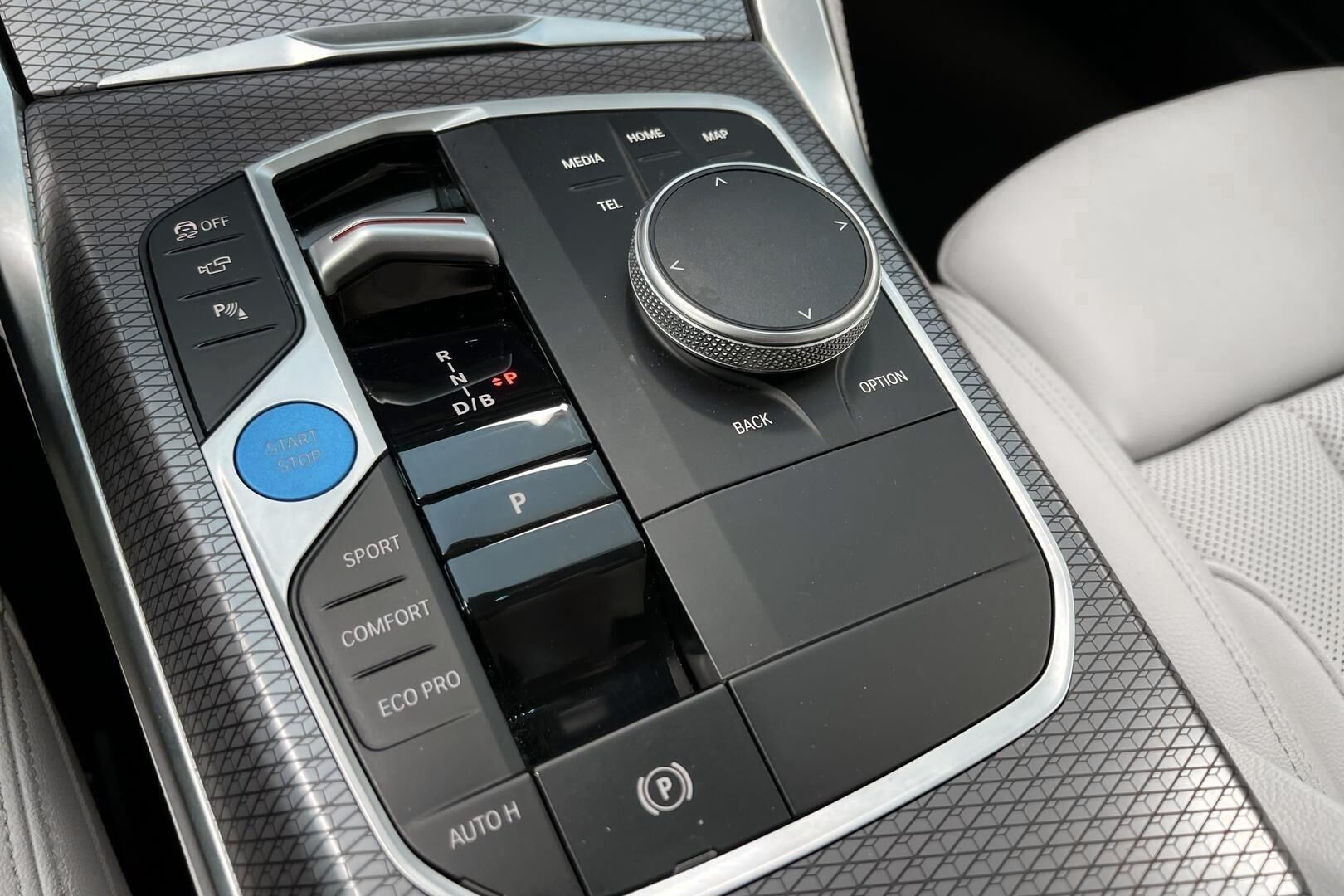 BMW i4 iso kuva 15