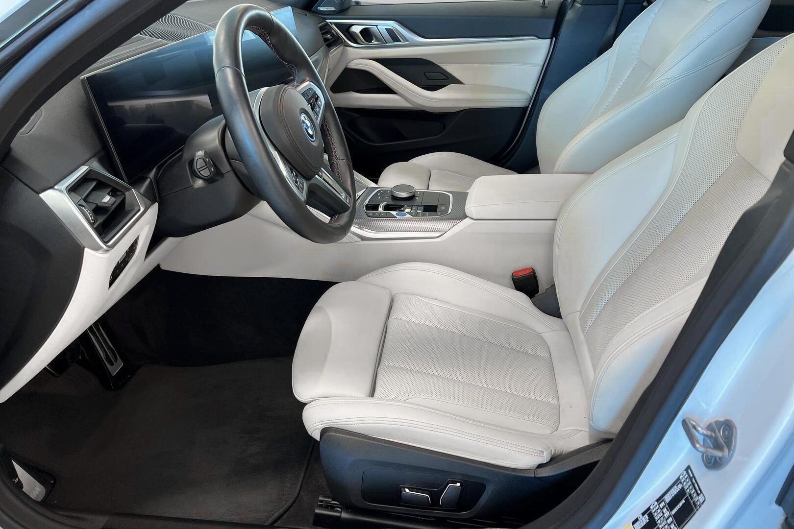 BMW i4 iso kuva 8