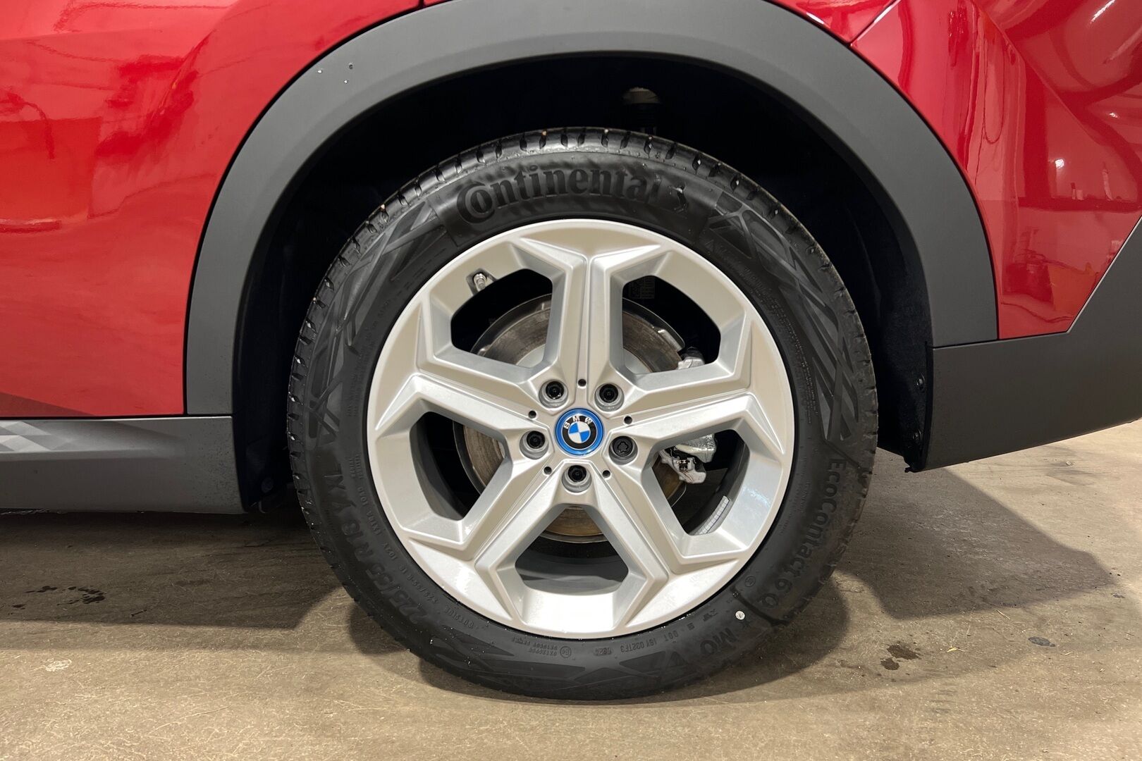 BMW iX2 iso kuva 11