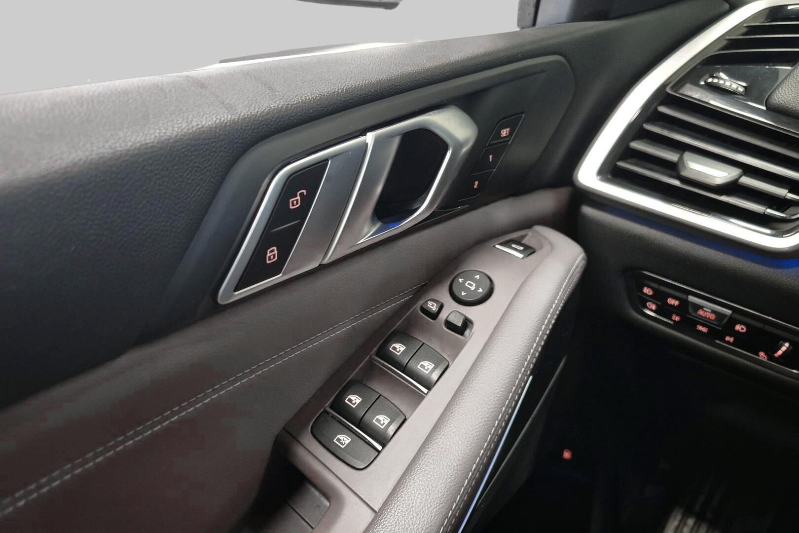 BMW X5 iso kuva 13