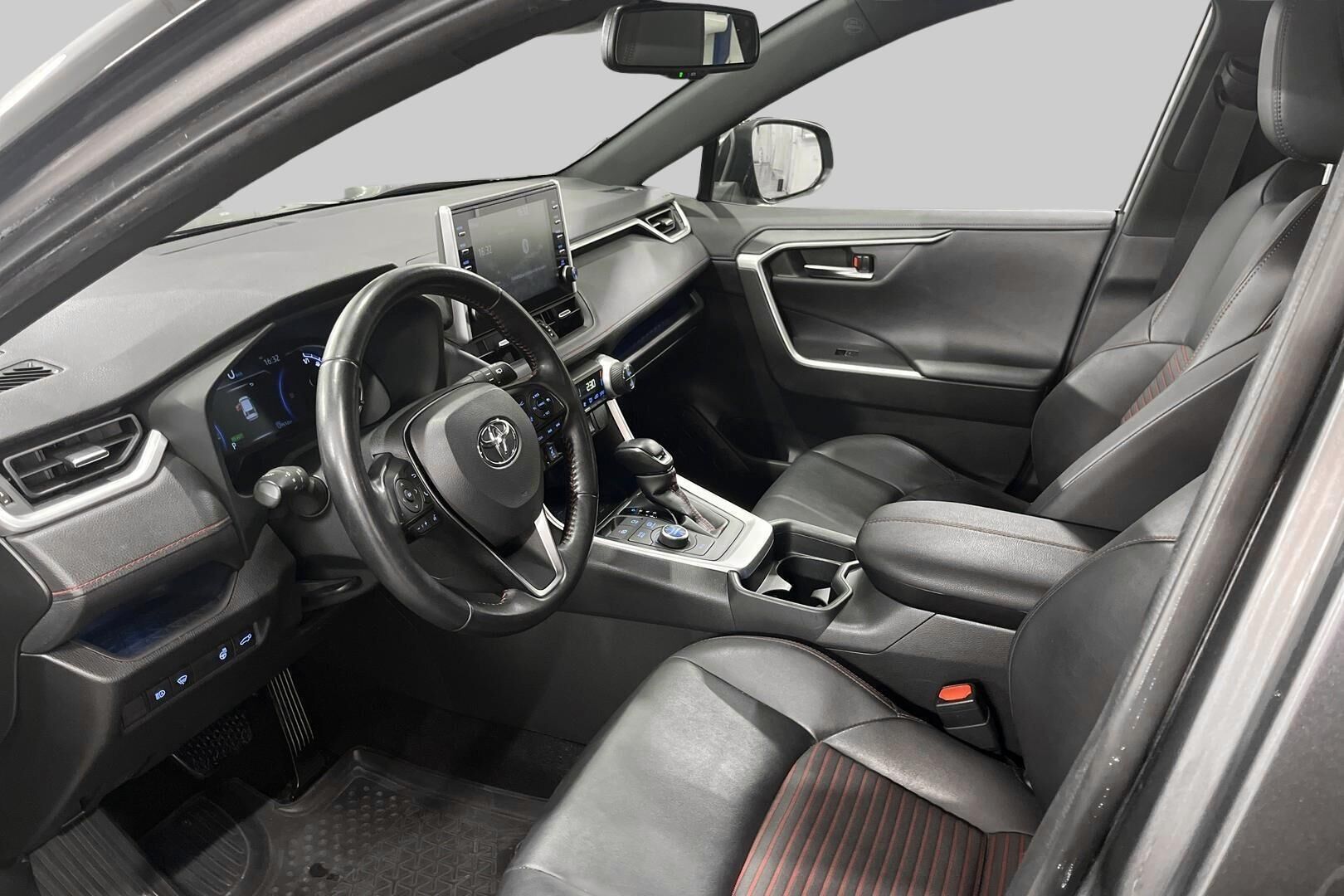 Toyota RAV4 Plug-in iso kuva 12