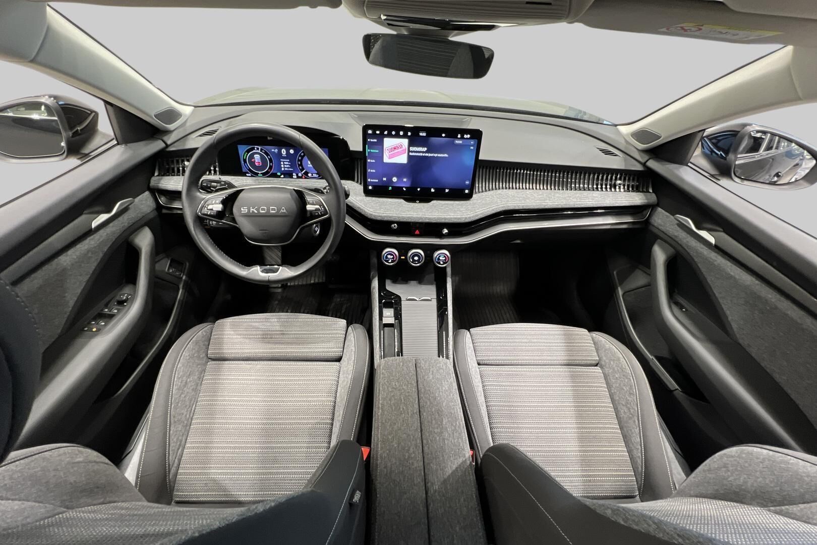 Skoda Superb iso kuva 11