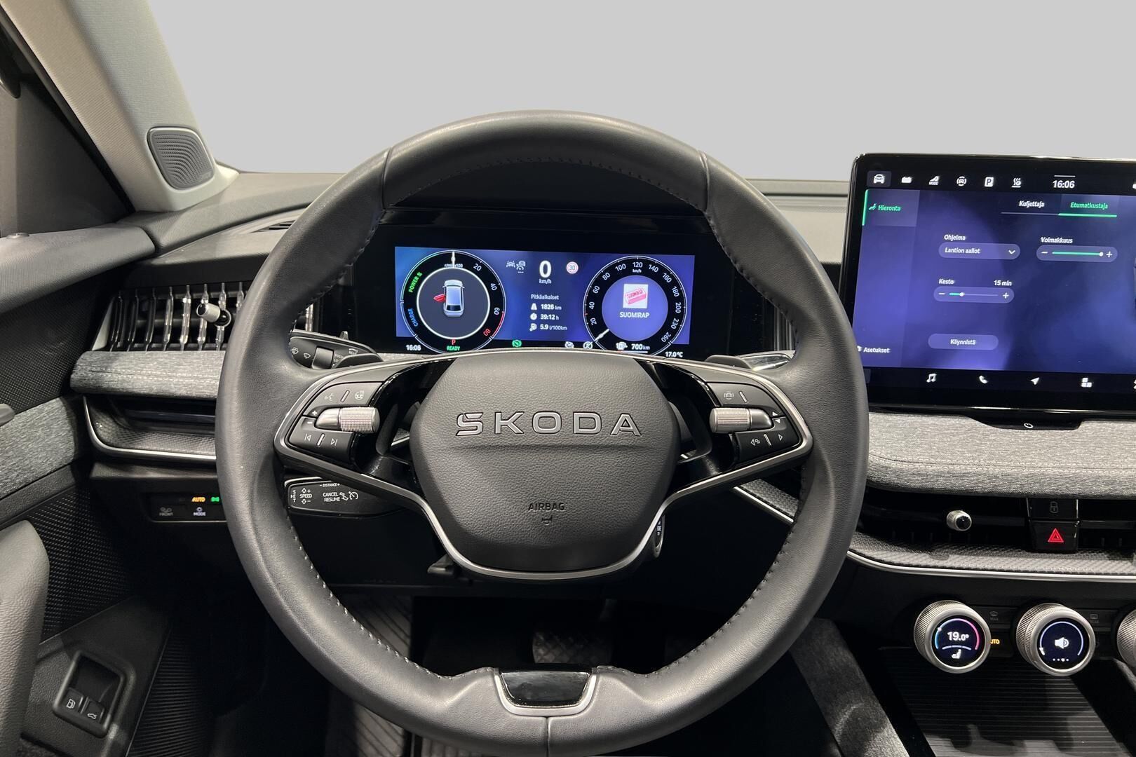 Skoda Superb iso kuva 13