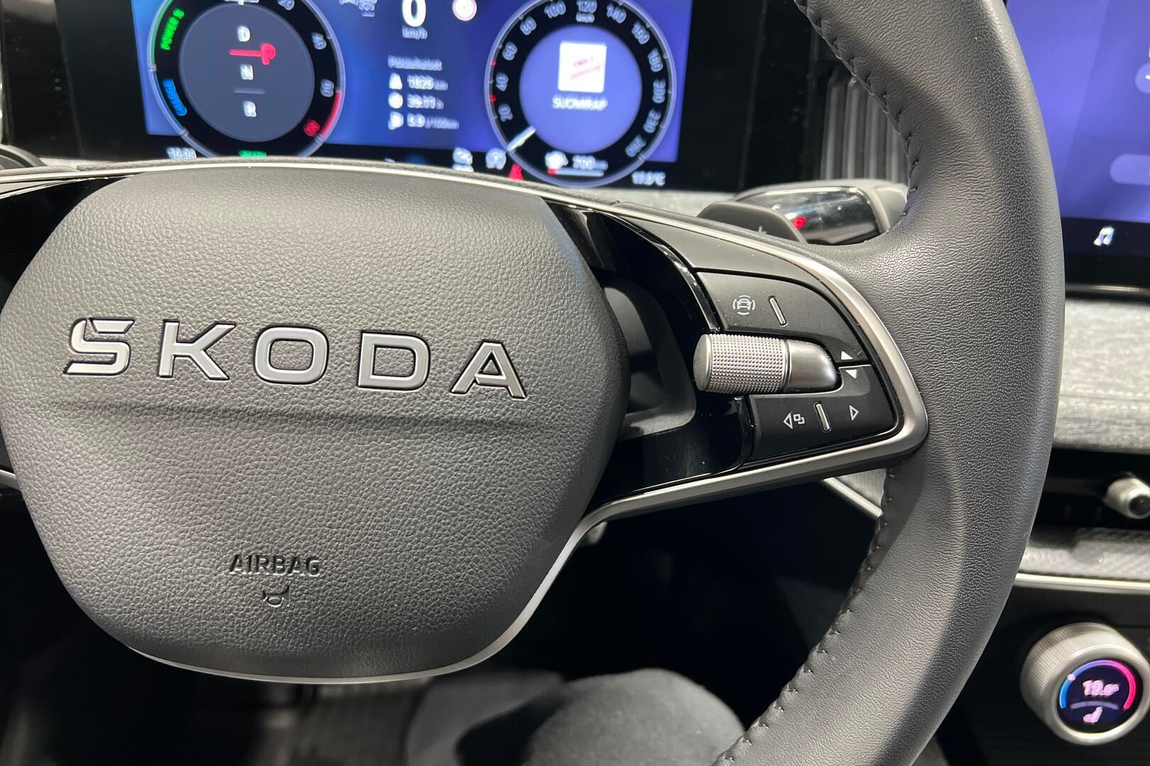 Skoda Superb iso kuva 15