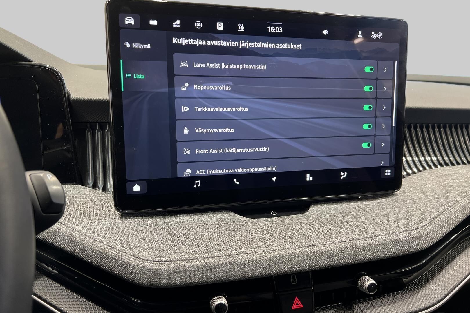 Skoda Superb iso kuva 24