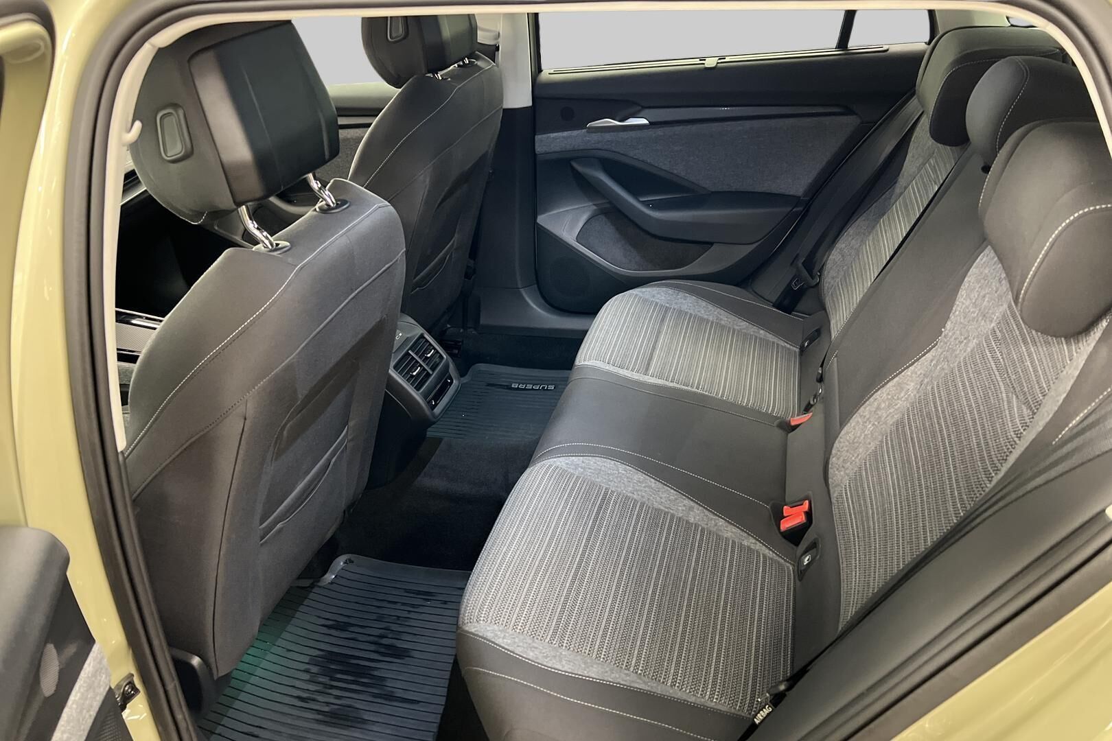 Skoda Superb iso kuva 9