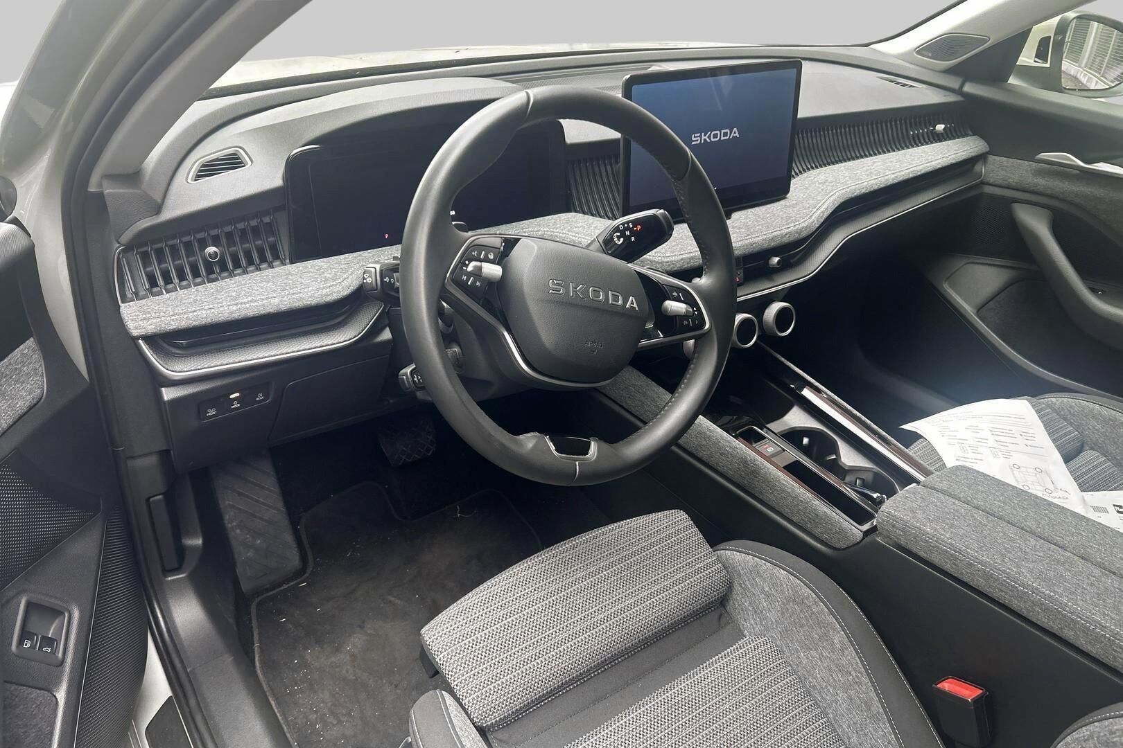 Skoda Superb iso kuva 2