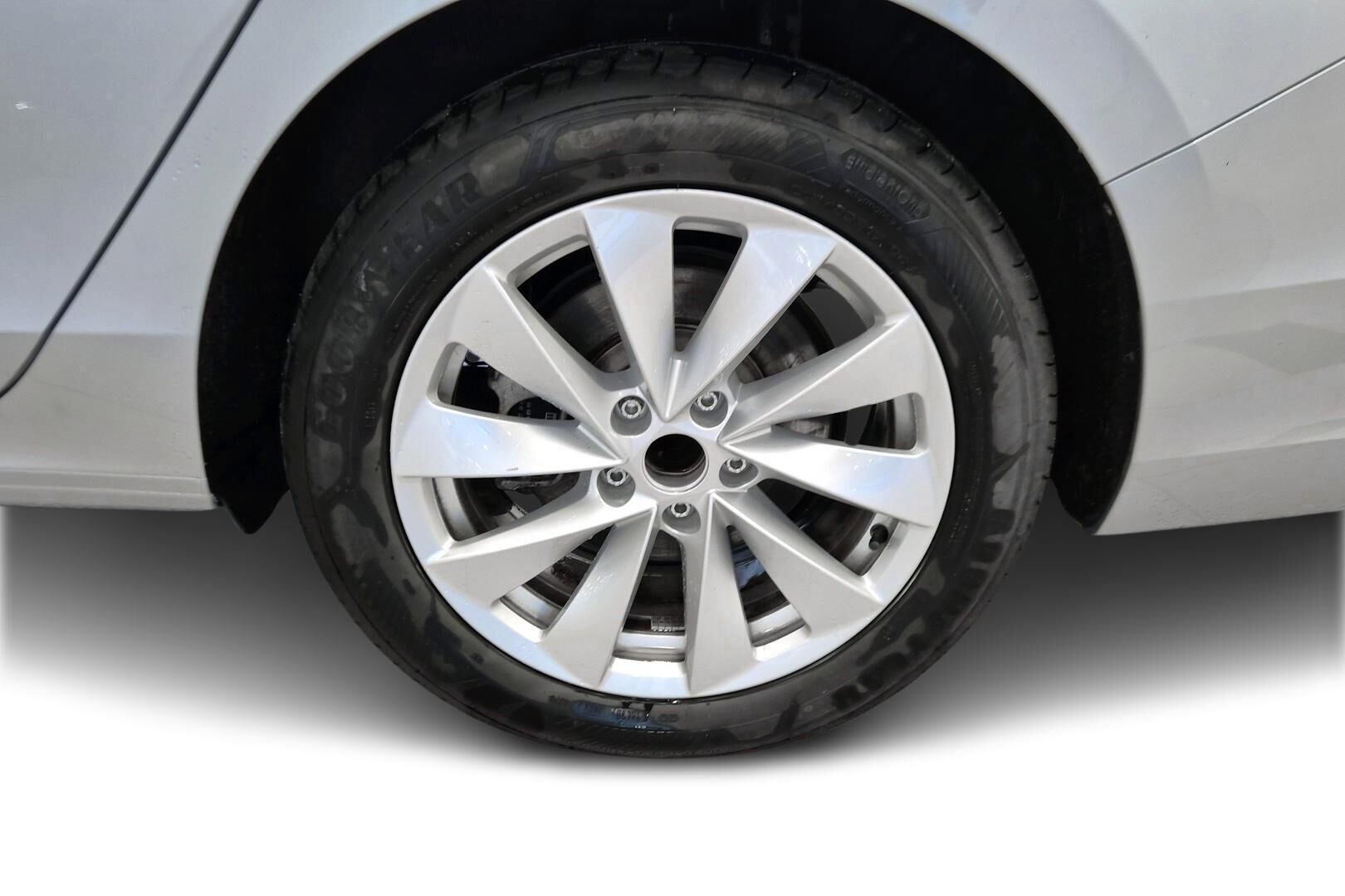 Skoda Superb iso kuva 23