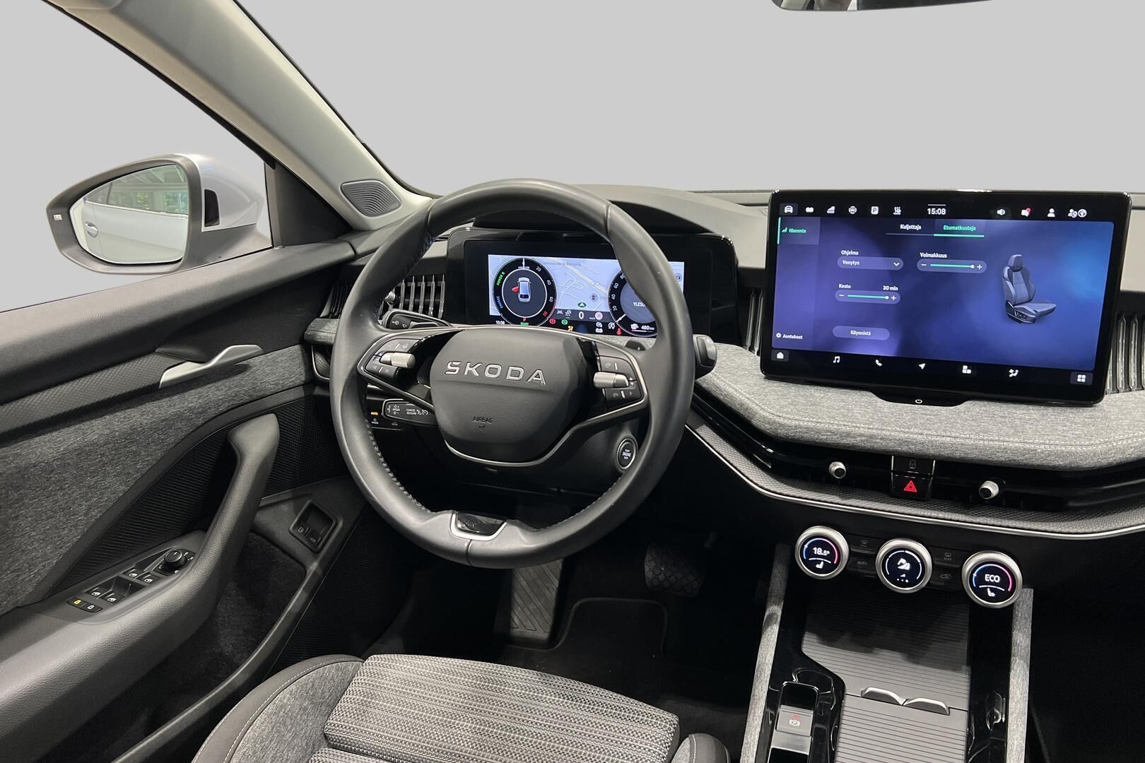Skoda Superb iso kuva 12