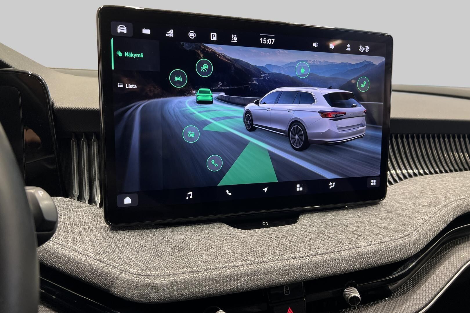 Skoda Superb iso kuva 25