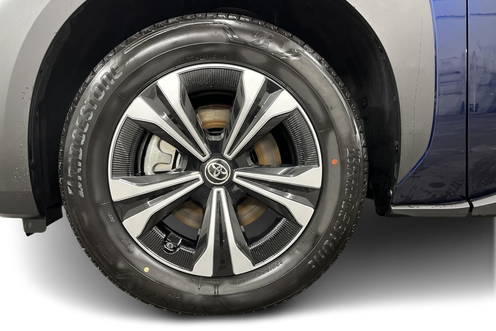 Toyota bZ4X iso kuva 12